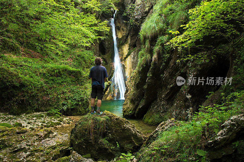 成人徒步旅行者冒险徒步通过峡谷与奇妙的瀑布，Gačnik, Soča河，Primorska，朱利安阿尔卑斯。斯洛文尼亚、欧洲